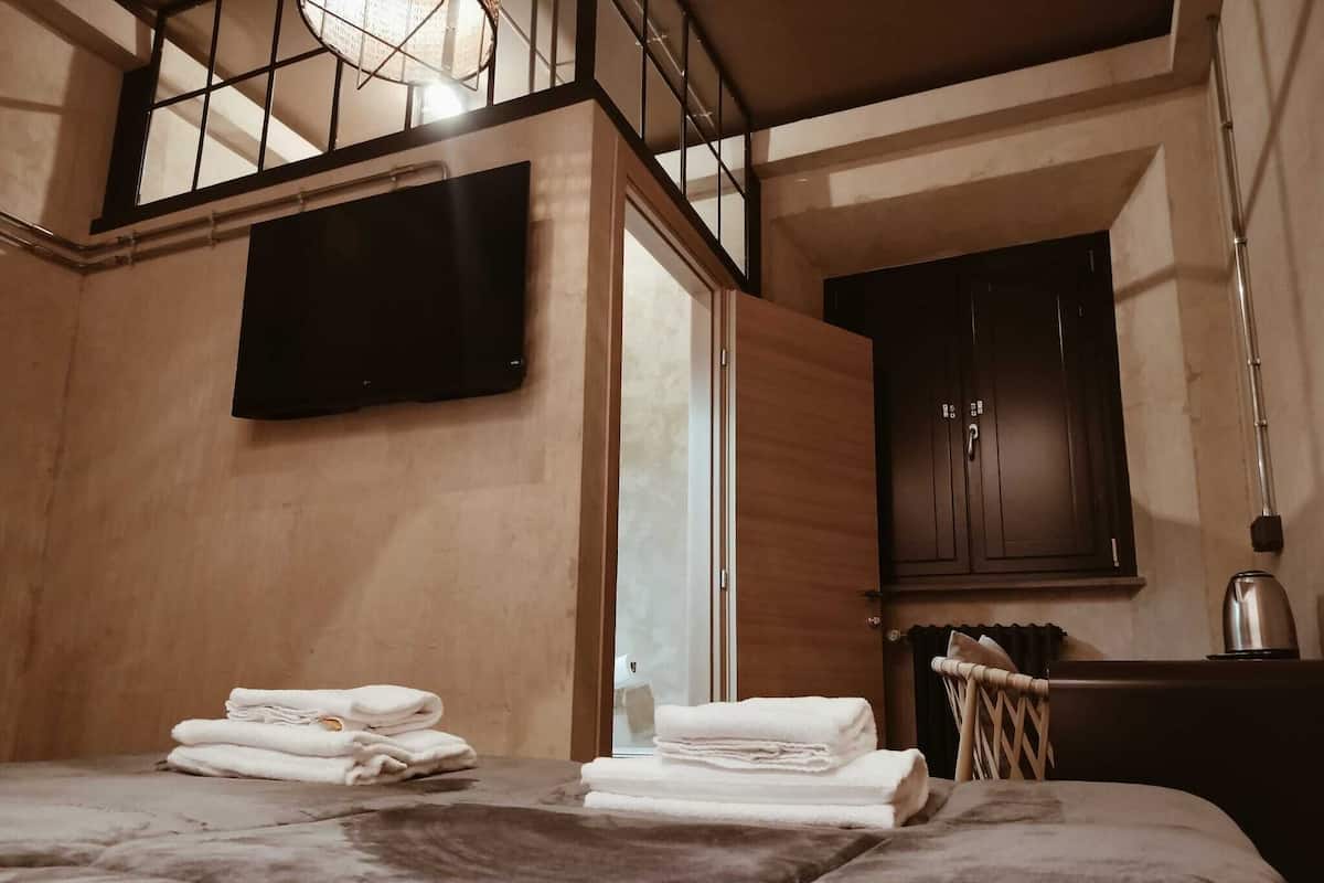 Tabla de planchar con plancha, wifi gratis y ropa de cama