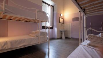 Dormitorio compartido básico, dormitorio mixto, baño compartido (4 people, MIXED) | Tabla de planchar con plancha, wifi gratis y ropa de cama