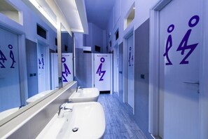 Quarto triplo básico, para não fumantes, banheiro compartilhado | Banheiro | Secador de cabelo (mediante solicitação), toalhas de banho