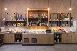 Petit déjeuner buffet servi tous les jours en supplément