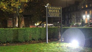 A sign for Grainger Hotel advertising full continental breakfast and en suites. - The Grainger Hotel (Newcastle-upon-Tyne)