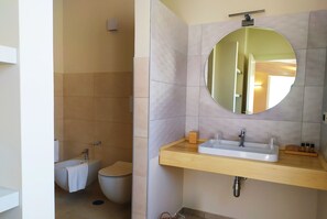 Une salle de bain moderne avec une baignoire, des toilettes et un lavabo.