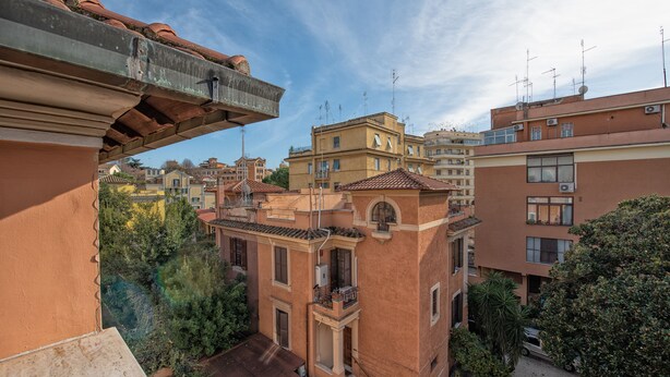 Um edifício com várias andares, varandas e um pátio interno.