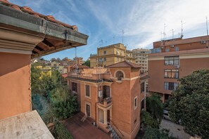 A multi-story building with balconies and a courtyard. - A Vinicius et Mita (Rome)