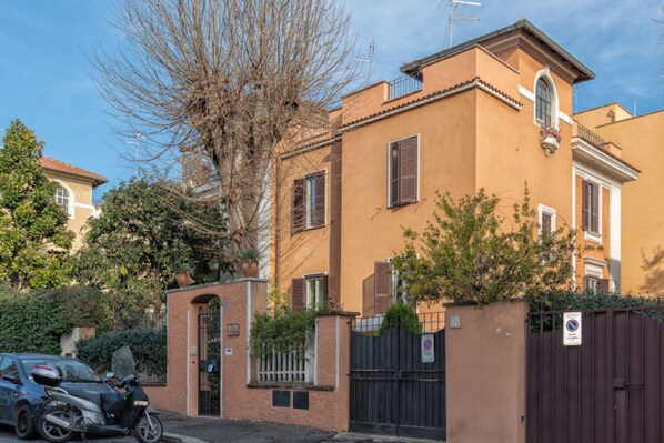 Front of property - A Vinicius et Mita (Rome)