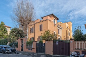 Front of property - A Vinicius et Mita (Rome)
