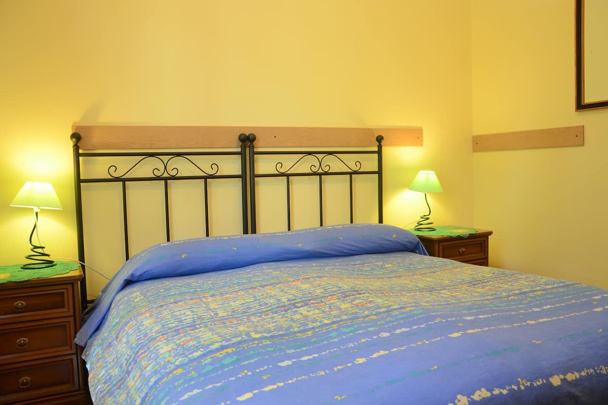 Desk, soundproofing, rollaway beds (surcharge), WiFi (free)