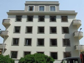 Front of property - Re Di Roma Hotel (Rome)