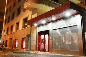 Front of property – evening/night - Re Di Roma Hotel (Rome)