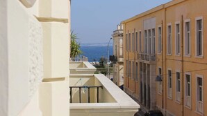 A balcony with a view of the sea and adjacent buildings. - Palazzo Angelelli (Gallipoli)