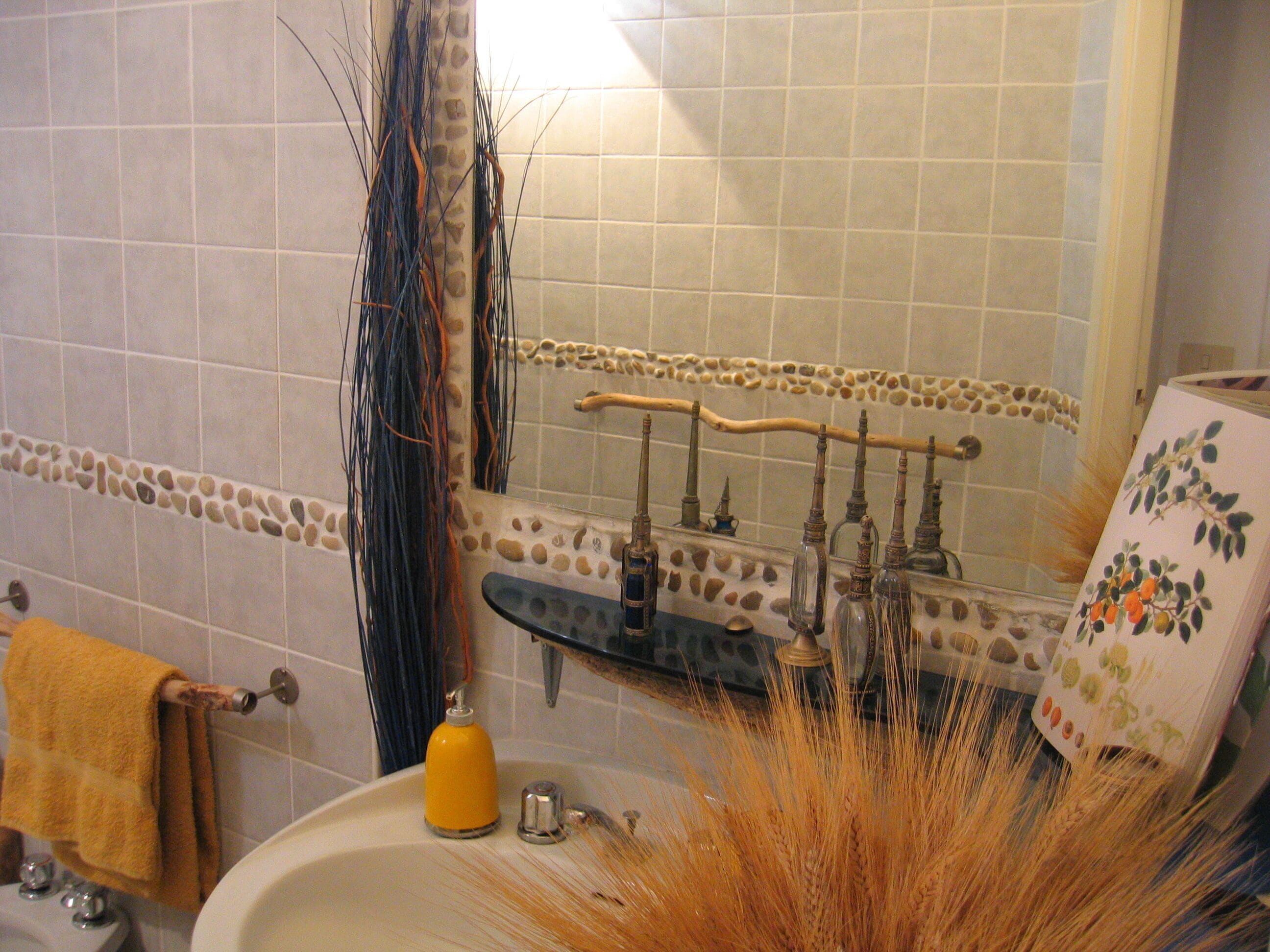 Habitación triple, baño privado | Baño | Artículos de higiene personal gratuitos, secador de pelo, bidé y toallas