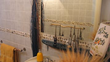 Habitación triple, baño privado | Baño | Artículos de higiene personal gratuitos, secador de pelo, bidé y toallas