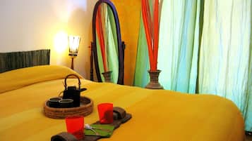 Quarto casal, suíte | Edredons de pluma, ferros/tábuas de passar roupa, Wi-Fi de cortesia