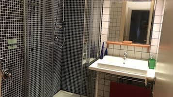 Double Room, Ensuite | Bathroom | Free toiletries, hair dryer, bidet, towels