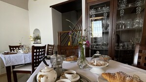 فطور كامل مجانًا يوميًا