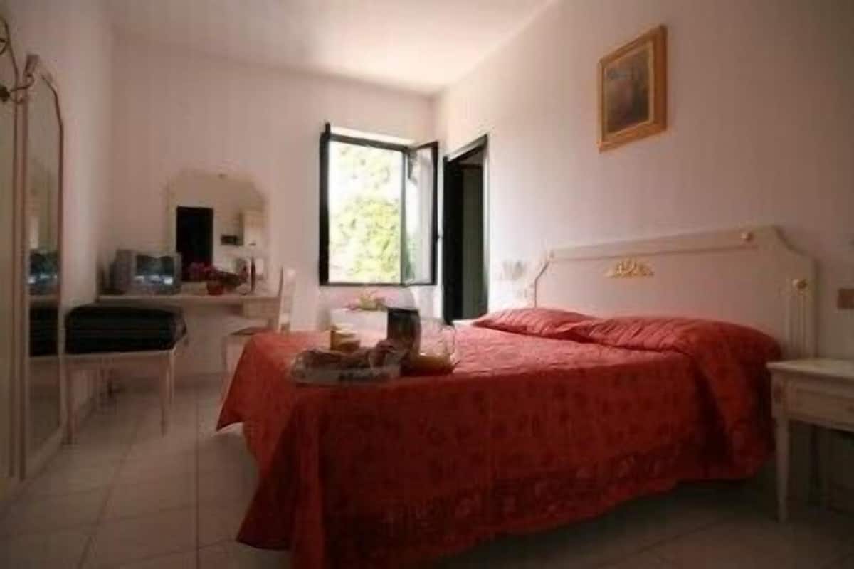 Tweepersoonskamer | Individueel gedecoreerd, een bureau, babybedden (toeslag), extra bedden