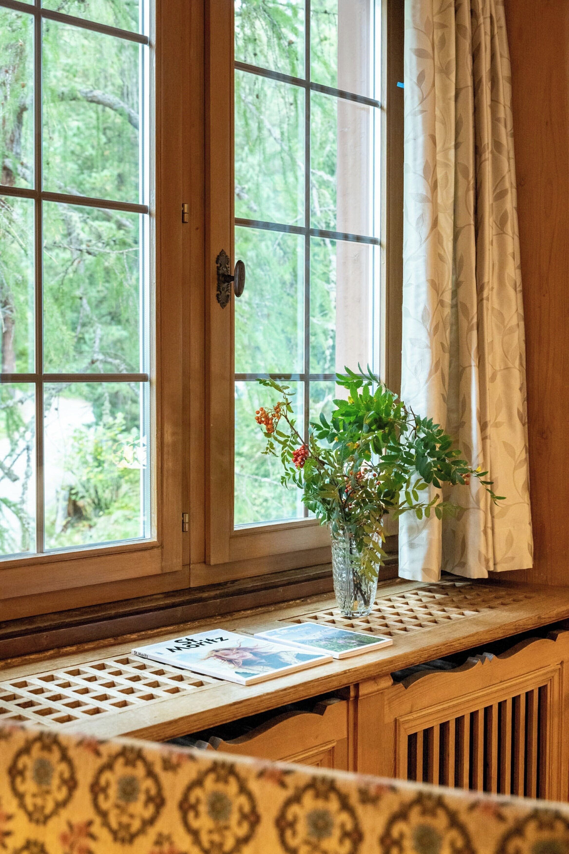 family room | 2 bedrooms, hypo-allergenic bedding, individually furnished, desk