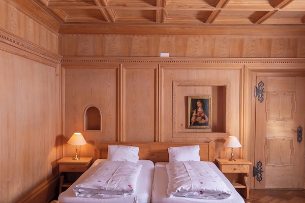 Junior suite, balkon | Hypoallergeen beddengoed, individueel gemeubileerd, een bureau