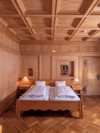 Ropa de cama hipoalergénica, muebles diferentes y escritorio