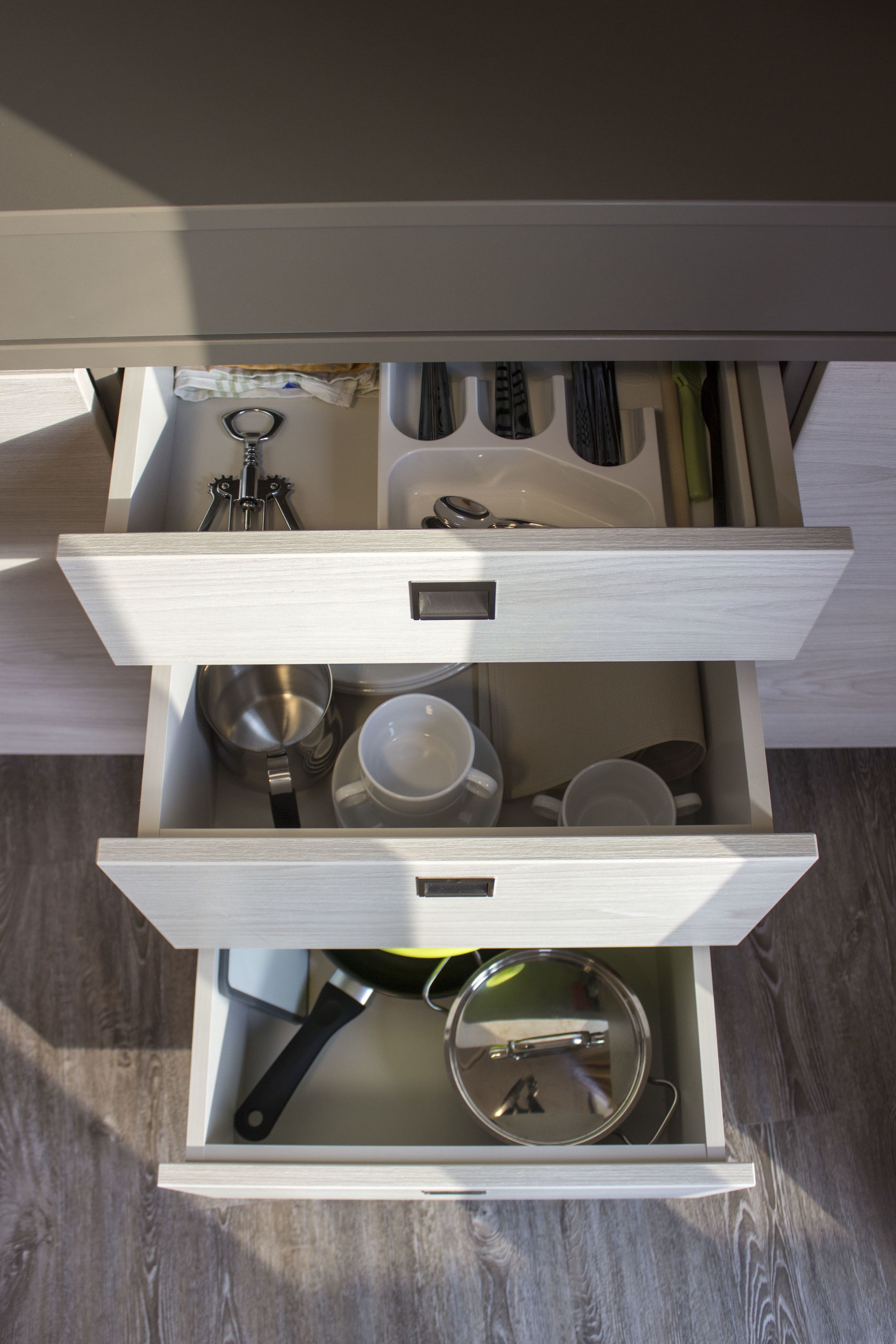 coffee/tea maker, electric kettle, cleaning supplies