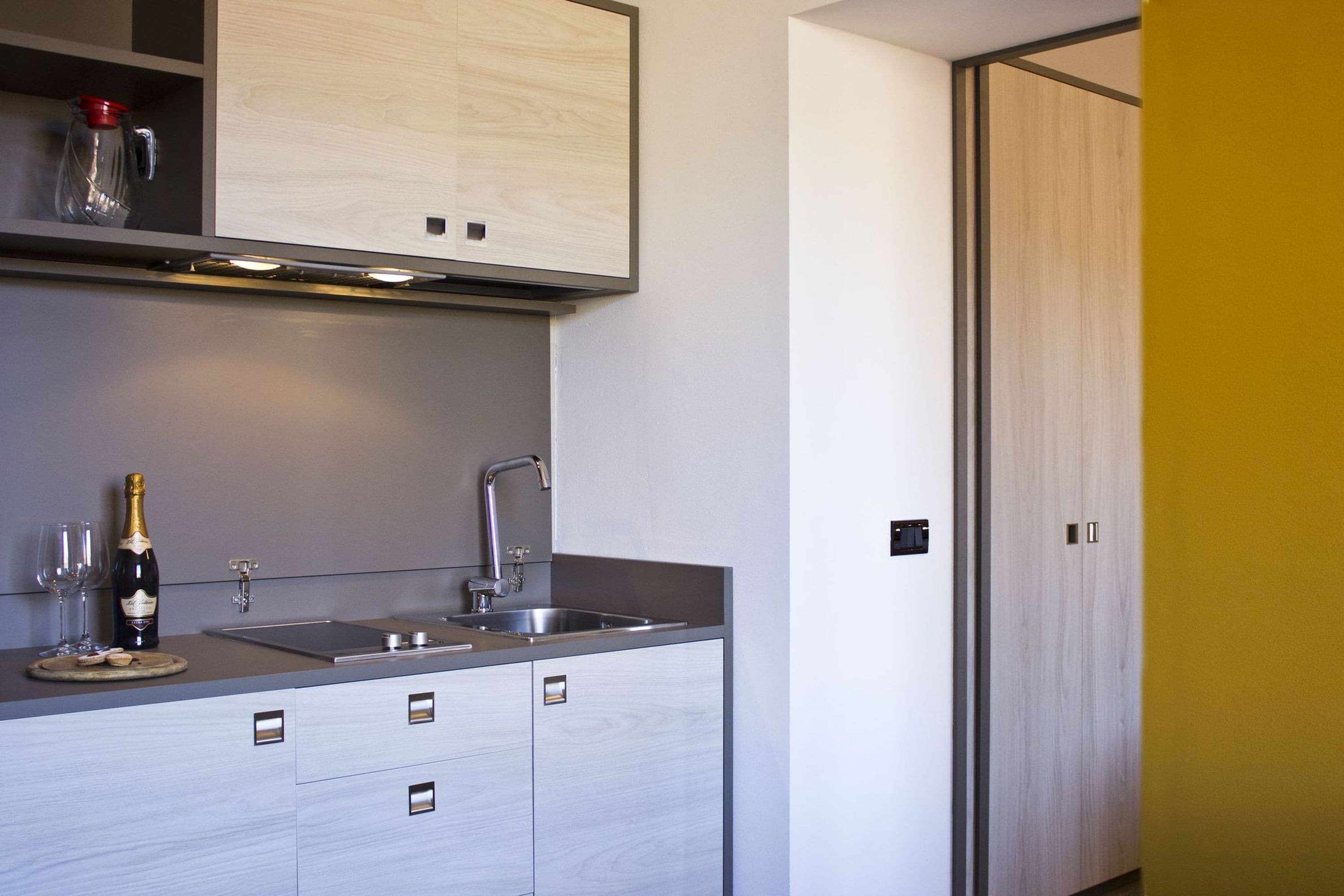 coffee/tea maker, electric kettle, cleaning supplies