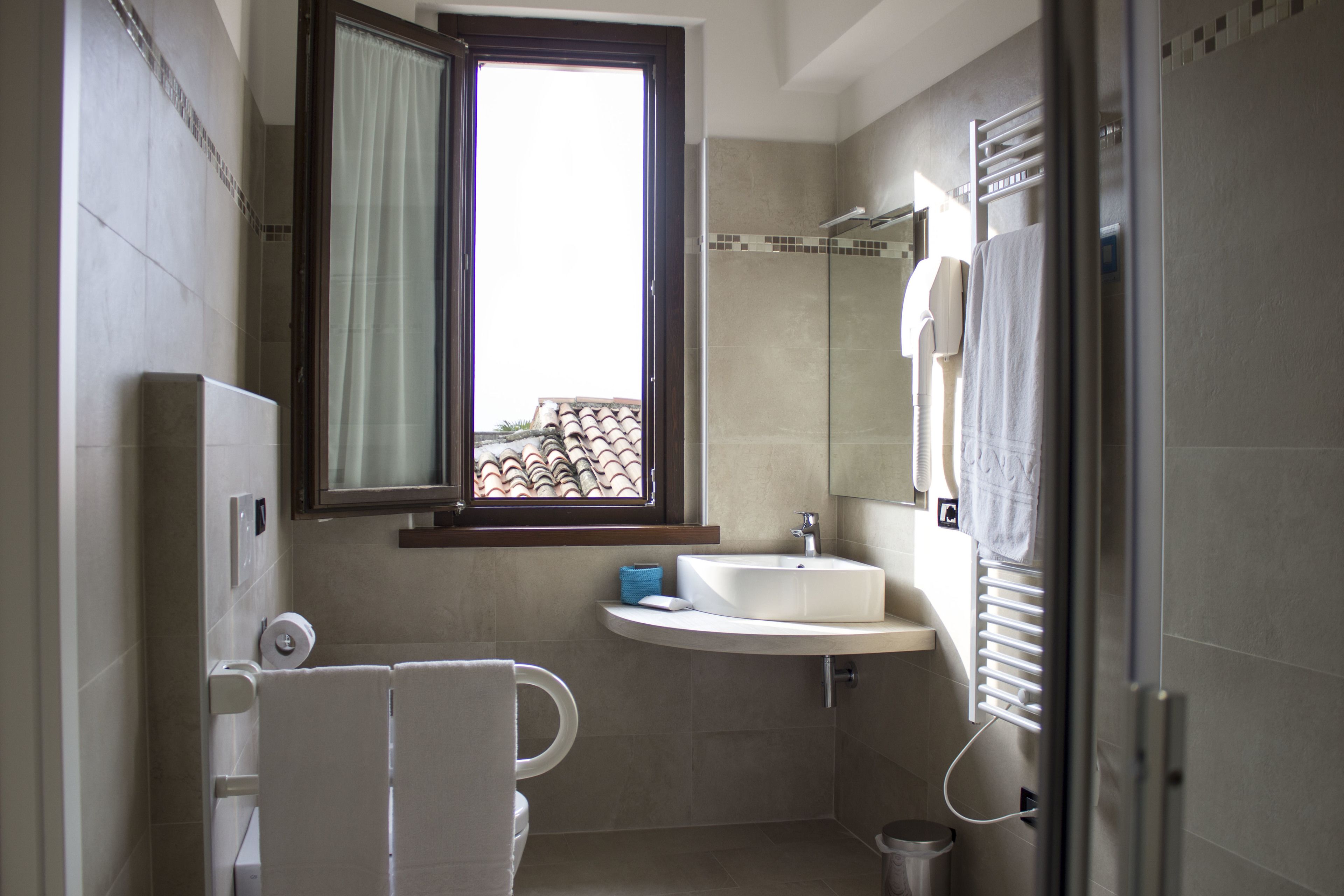 deluxe suite, balcony | bathroom | free toiletries, hair dryer, bidet, towels