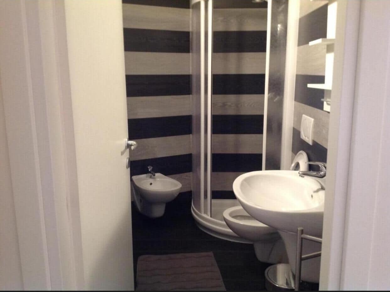 Un baño con bidé, inodoro y lavabo.