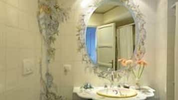 Dusche, Haartrockner, Hausschuhe, Handtücher