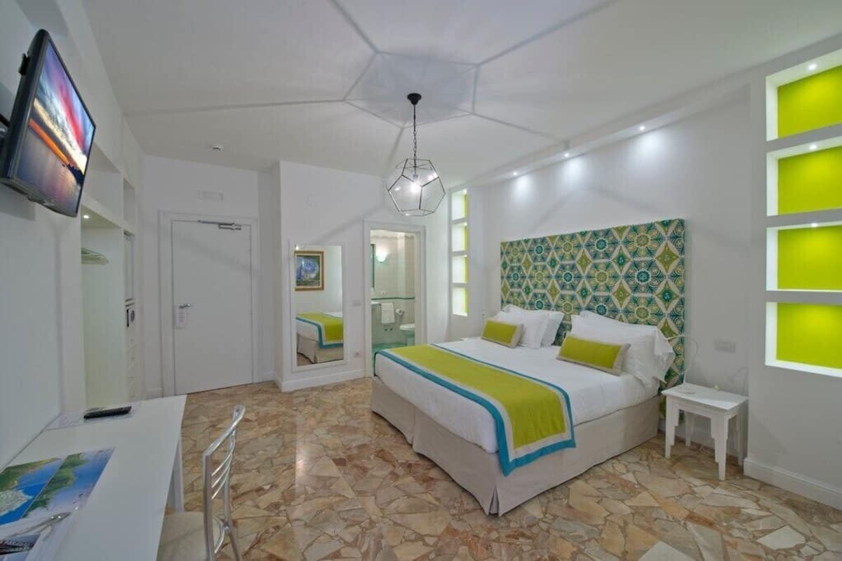 Superior-rum - havsutsikt | Minibar, värdeförvaringsskåp på rummet och strykjärn/strykbräda