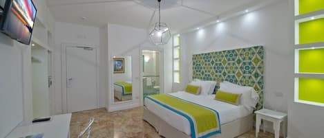 ميني بار وخزنة داخل الغرفة ومكواة/لوح كي وواي فاي مجانًا