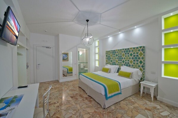 Superior kamer, uitzicht op zee | Een minibar, een kluis op de kamer, een strijkplank/strijkijzer