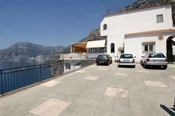 Self parking (EUR 30 per day) - Stella Marina Praiano (Praiano)