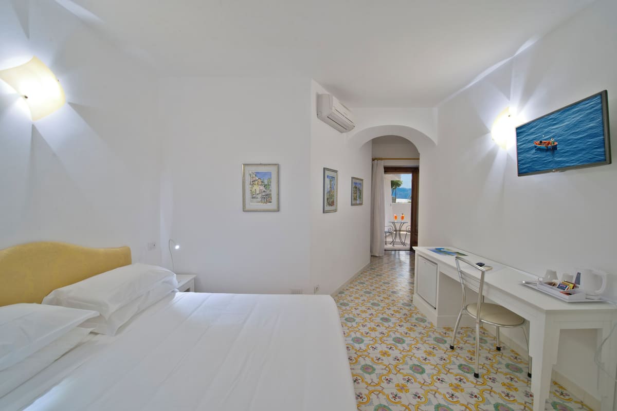 Minibar, in-room safe, iron/ironing board, free WiFi