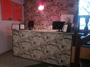 Reception - Chili Hostel (Prague)
