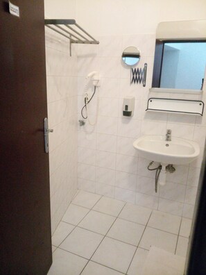Habitación cuádruple | Baño | Secadora de cabello y toallas 