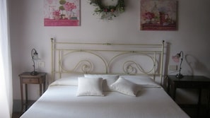 Premium bedding, minibar, desk, iron/ironing board
