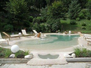 Una piscina cubierta, una piscina al aire libre