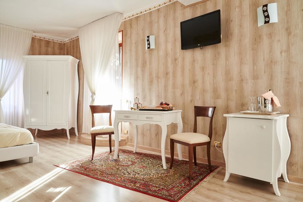 panoramic suite, 1 bedroom | hypo-allergenic bedding, minibar, in-room safe, desk