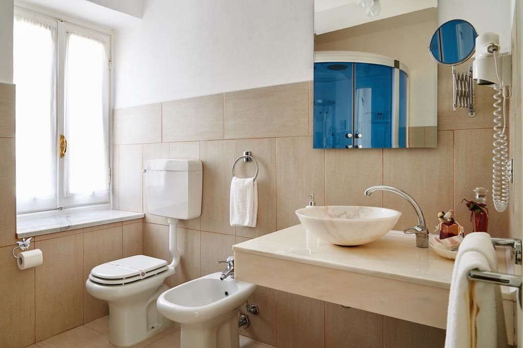 panoramic suite, 1 bedroom | bathroom | free toiletries, hair dryer, towels