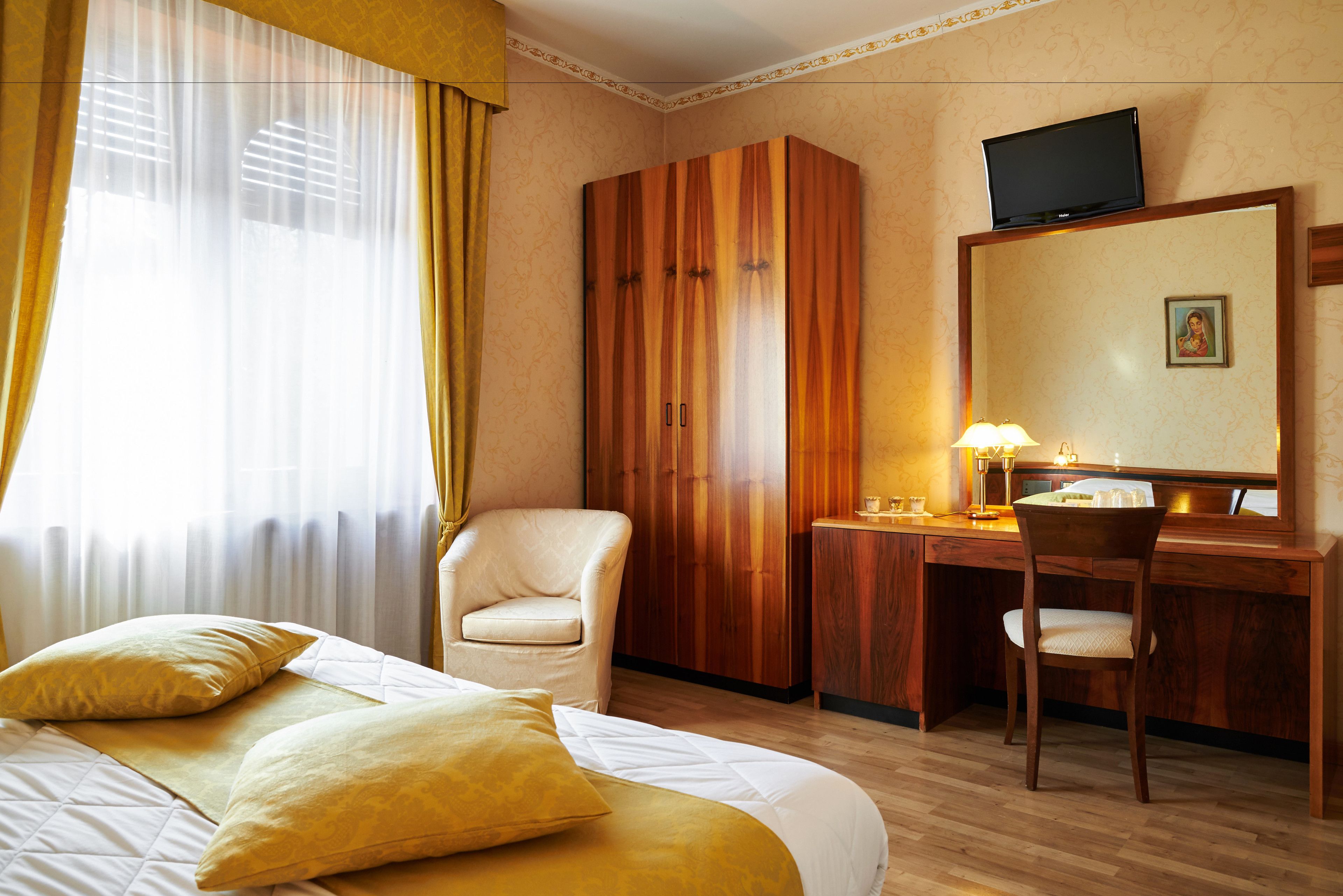 classic double or twin room | hypo-allergenic bedding, minibar, in-room safe, desk