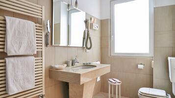 Junior Suite | Bathroom | Free toiletries, hair dryer, towels