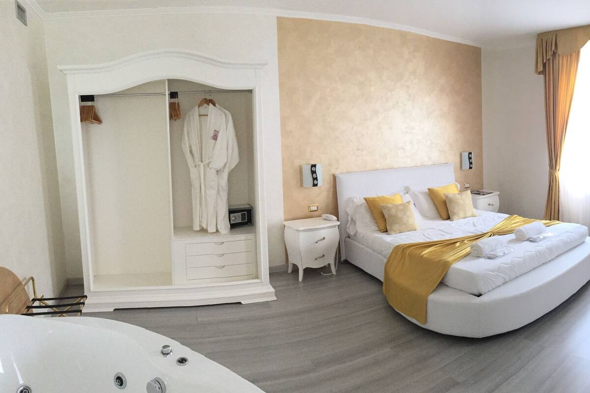 Suite romántica, accesible para personas con discapacidad, bañera de hidromasaje | Ropa de cama hipoalergénica, minibar, caja fuerte y escritorio