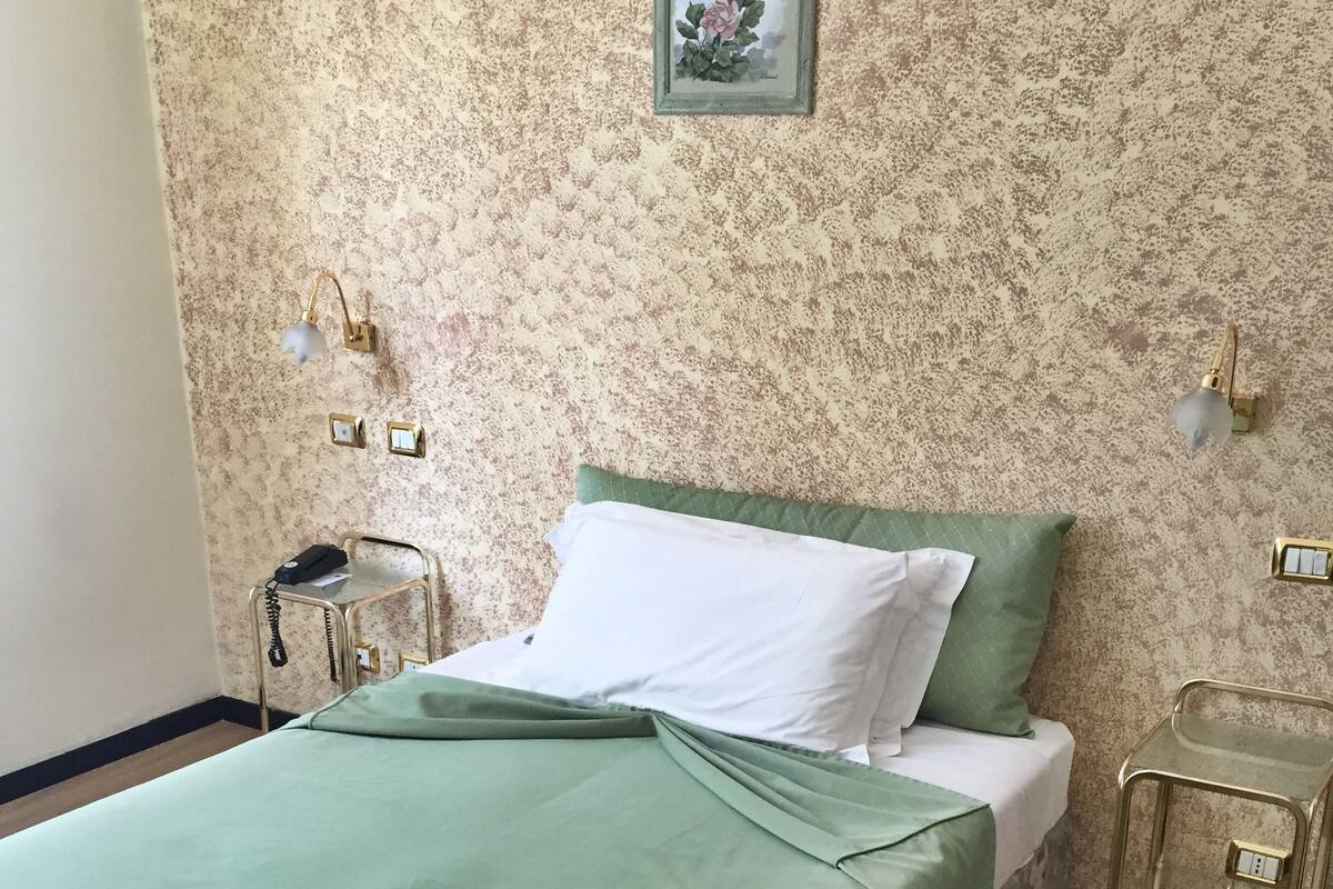 Ropa de cama hipoalergénica, minibar, caja fuerte y escritorio