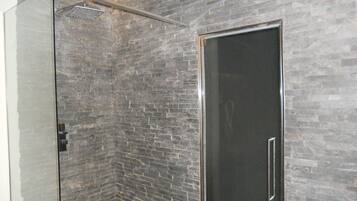 Espace de soins pour les couples, sauna, bain Ă remous