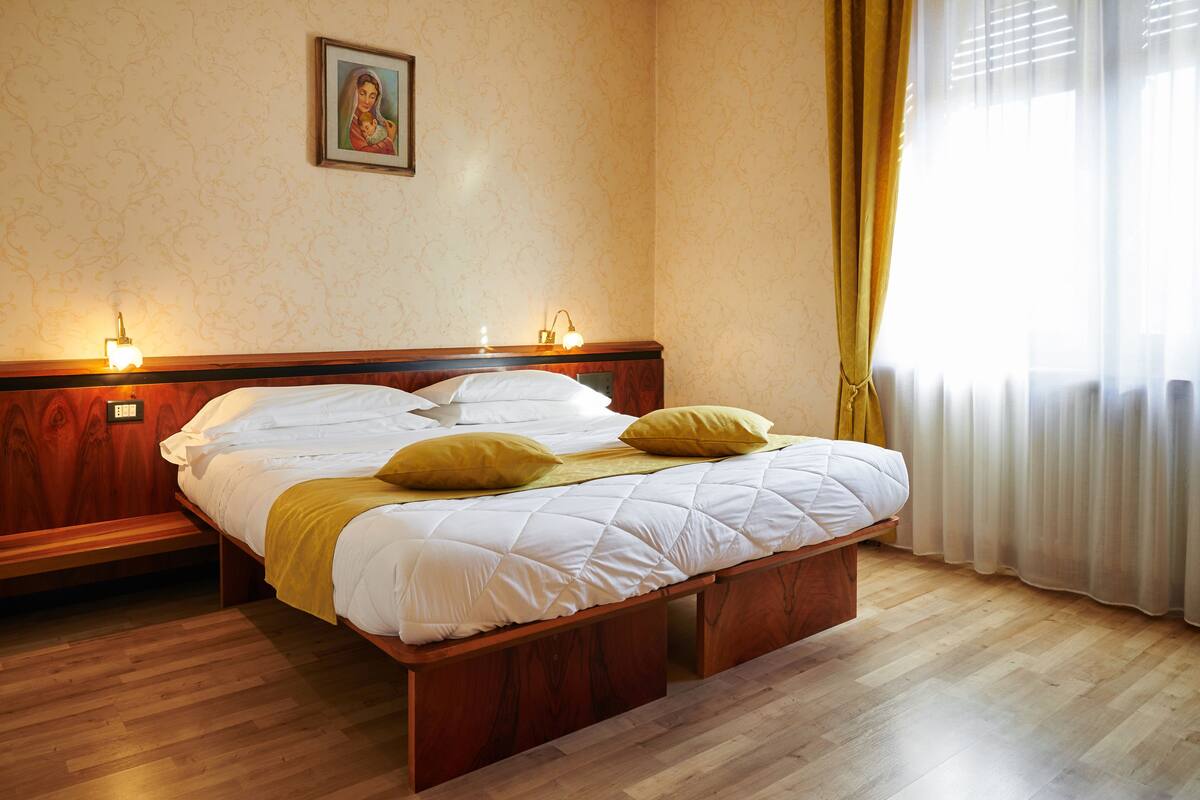 Habitación clásica con 1 cama doble o 2 individuales | Ropa de cama hipoalergénica, minibar, caja fuerte y escritorio