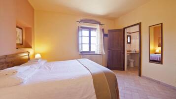 Classic Double Room | In-room safe, desk, free WiFi, bed sheets
