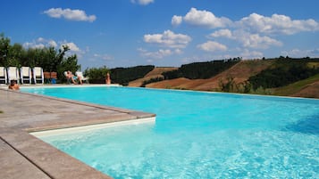 2 albercas al aire libre