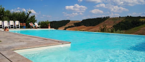 2 piscines extérieures