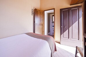 Habitación individual | Caja fuerte, escritorio, wifi gratis y ropa de cama