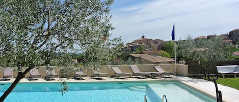 Piscine extérieure, chaises longues